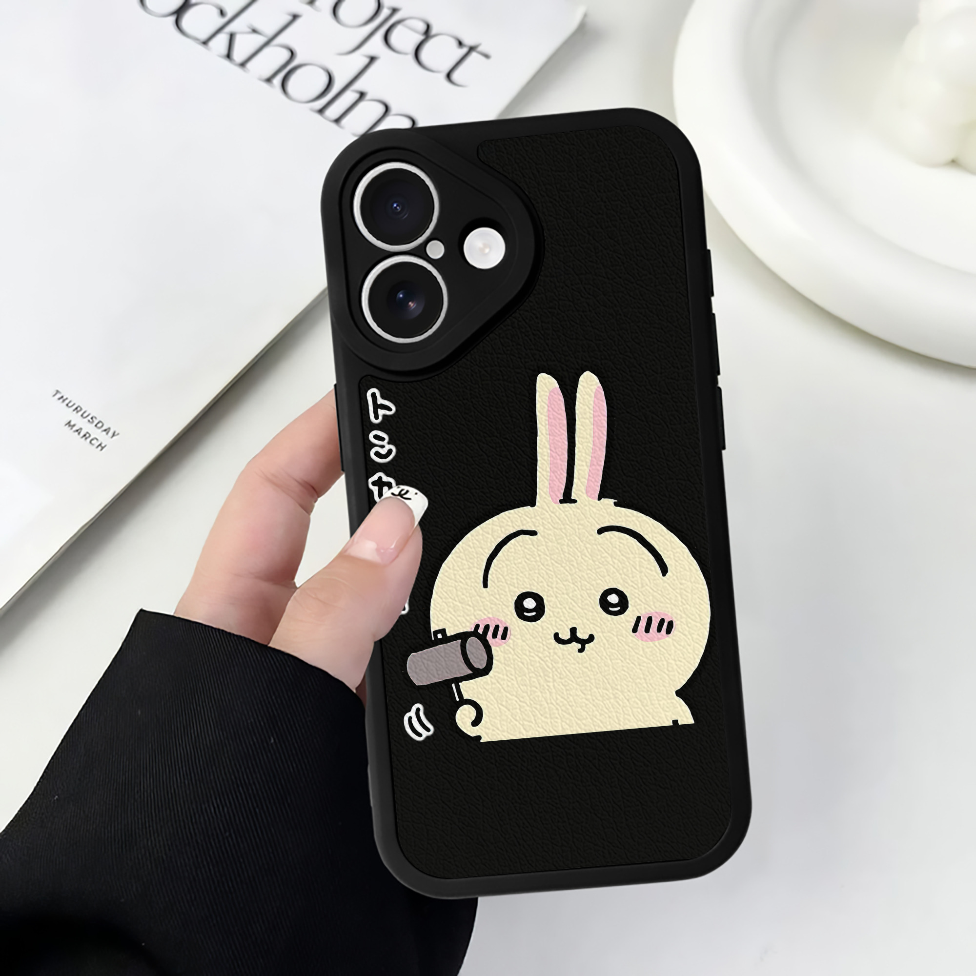 （画像用） ちいかわ うさぎ Chii-kawa usagi 【iPhone 16シリーズ対応】シリコンスマホケース（レザー調） 材質：シリコン